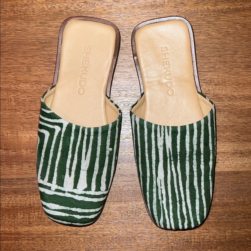 NWOT Shekudo Green and White Patterned Slides